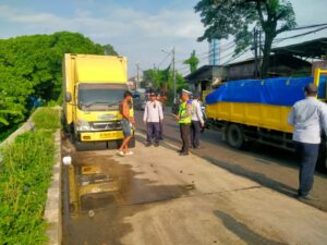 Polsek Neglasari Tertibkan Parkir Liar dan Atur Lalu Lintas di Jalan Buroq