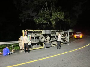 Quick Respon, Polsek Cikijing Tangani Laka Tunggal Akibat Sopir Mengantuk