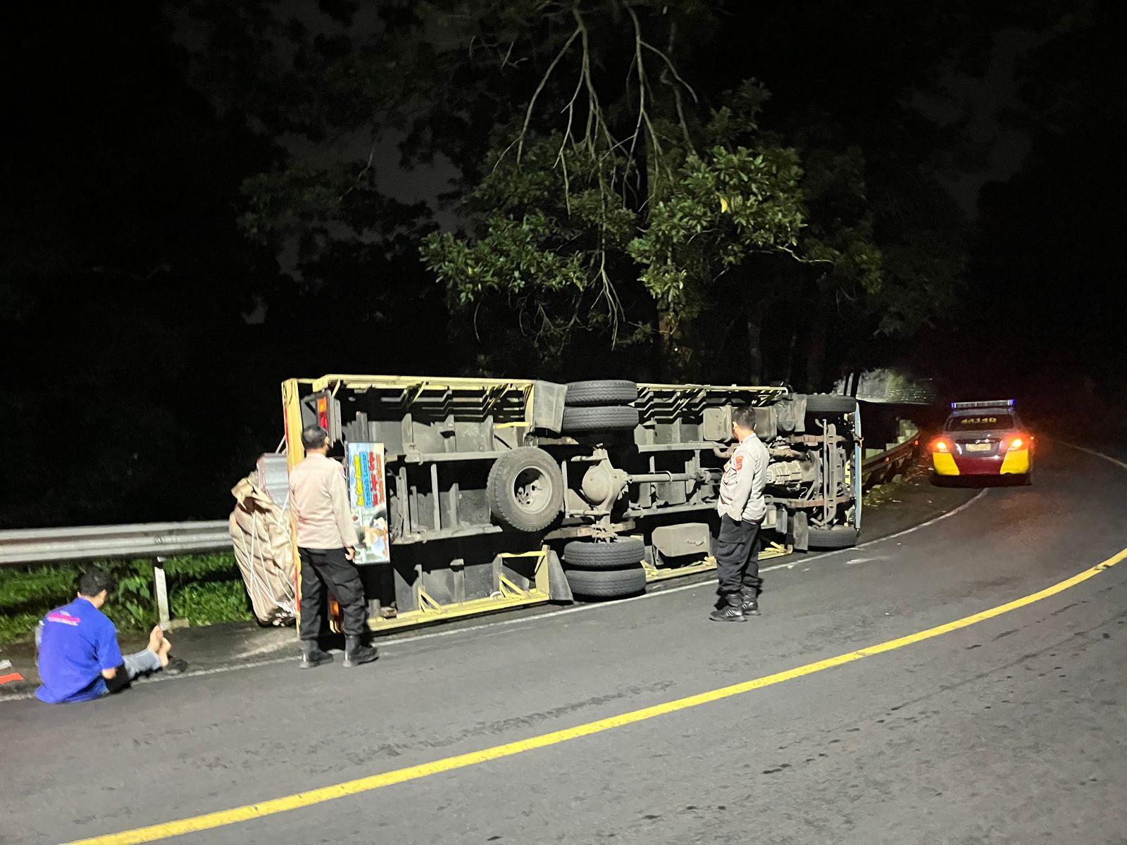 Quick Respon, Polsek Cikijing Tangani Laka Tunggal Akibat Sopir Mengantuk